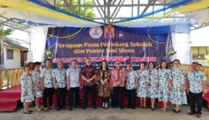 Terus Berbagi, Wenny Lumentut Salurkan Bantuan ke SD Katolik V St Agustinus Tomohon