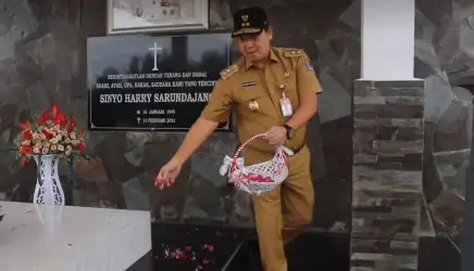 Steven Kandouw Ziarah ke Makam SH Sarundajang, AJ Sondakh dan Freddy Sualang