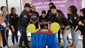 Kemeriahan HUT ke-11 Himatektro UTSU di Pantai Mangatasik Ranowangko