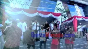 Irene Golda Pinontoan Nikmati Penampilan Peserta Karnaval, Foto Bareng Mahasiswa Papua