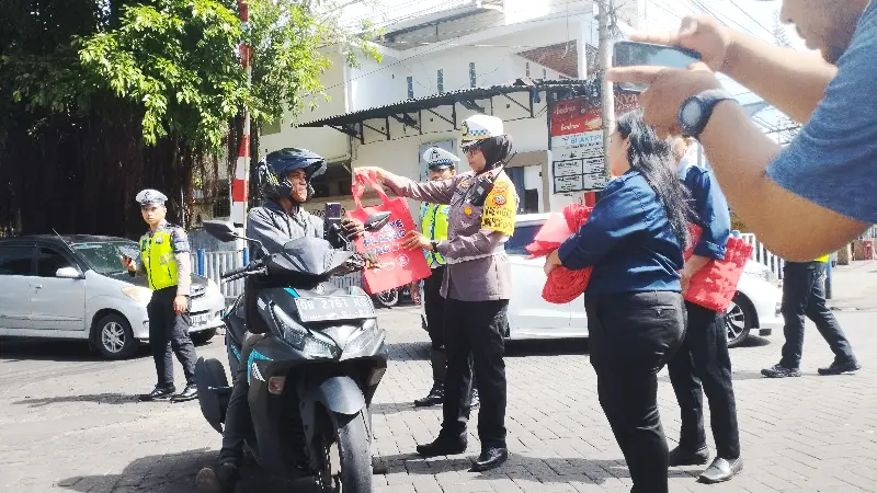 Bagi Tote Bag Gratis, BSS Parking, Satlantas dan PD Pasar Ajak Masyarakat Kurangi Sampah Plastik