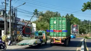 Tiang Besi Miring serta Kabel Semrawut Bahayakan Pengguna Jalan