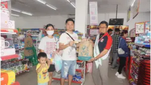 Spesial di Harpelnas, Kepala Cabang Alfamidi Layani Pelanggan Langsung di Toko