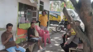 Dua Anggota Polsek Maesa Ini Minta Masukan Warga Kadoodan Soal Layanan Polisi