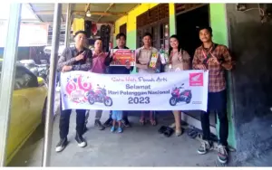 Tridjaya Motor Samrat Bawa Hadiah ke Konsumen yang Ulang Tahun