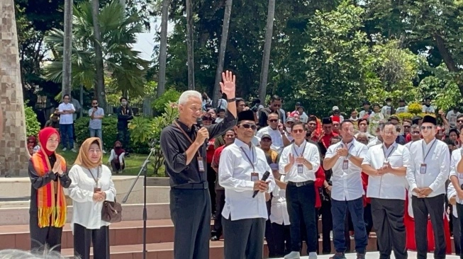 Mendaftar ke KPU Bareng Mahfud, Dihadapan Ribuan Relawan Ganjar Pranowo: I Love You Full!