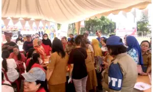 Jual Beras Rp10 Ribu, Gelar Pasar Murah Diserbu Warga