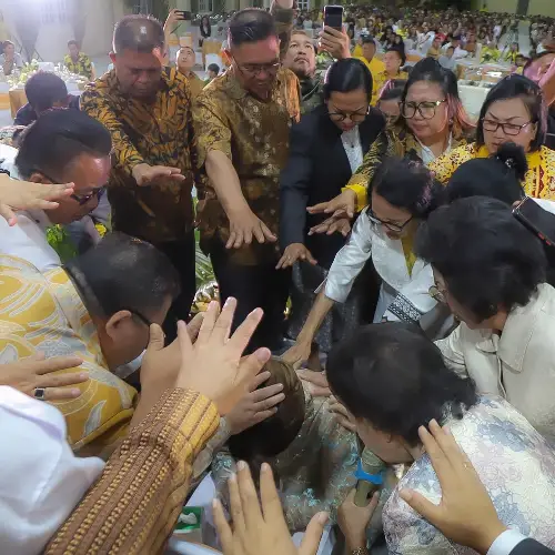 Christiany Eugenia Paruntu Didoakan Pdt Yvonne Awuy dan Para Hamba Tuhan