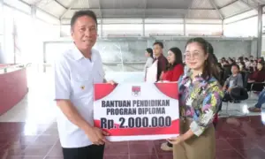 Bupati Franky Wongkar Serahkan Simbolis BPP Untuk 544 Mahasiswa Minsel