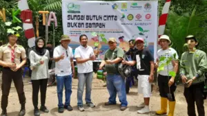 PLN Sinergi Bersama BMR Forum Hijau Kerjasama Bersihkan Sungai dan Tanah Pohon