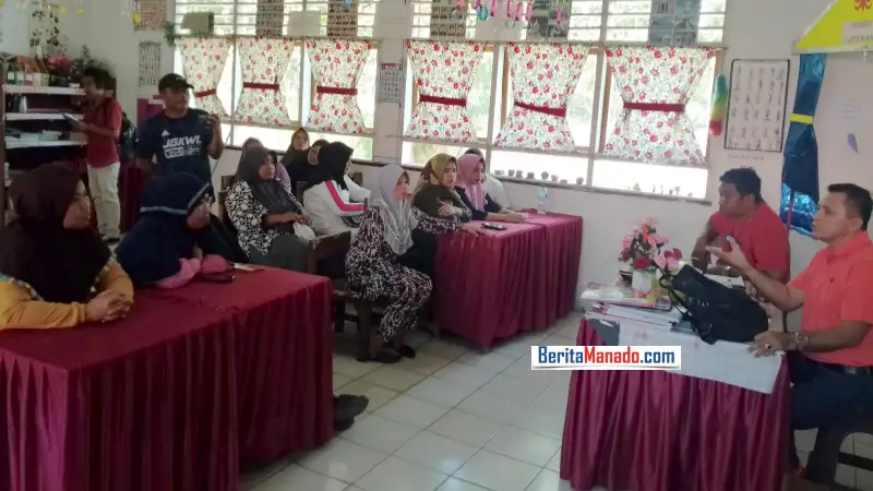 Di Depan Kepala Inspektorat Minut, Orangtua Murid SD Inpres Klabat Curhat 6 Tahun Kepsek Semena-mena