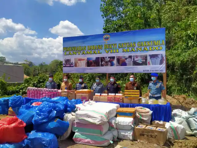 Ada Ribuan Paket Kosmetik Ilegal Asal Filipina, Barang Bukti Sitaan Satgas Gakumla Lantamal VIII Manado Dimusnahkan