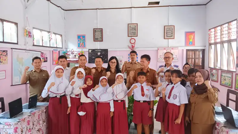 Sekda Lynda Watania Buka ANBK di SD N 3 Tondano
