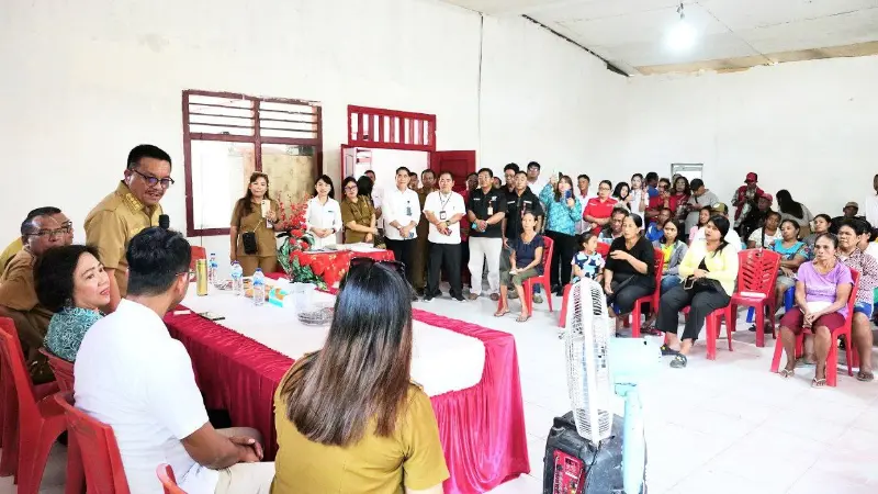 Didampingi Ketua TP PKK, Maurits Mantiri Serahkan Beras Murah di Tanjung Merah Bitung