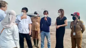 Tinjau Kebakaran TPA Sumompo, Wali Kota Andrei Angouw Sebut Pemkot Manado Terus Berupaya Padamkan Api