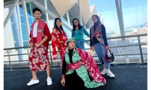 Fashion Show Batik di Ruang Tunggu Terminal Keberangkatan dan Berbagi Souvenir Jadi Daya Tarik Turis