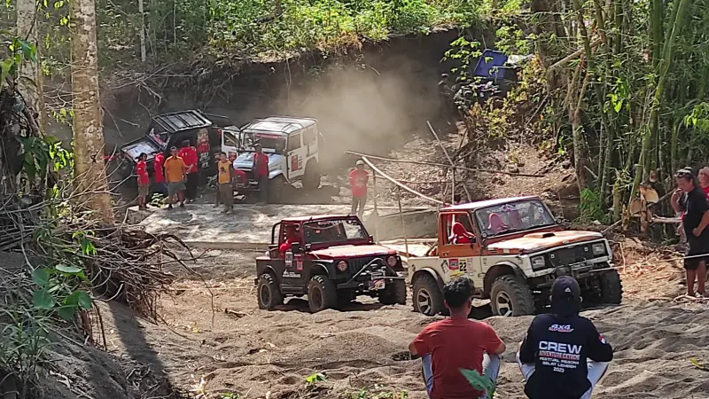 Trek Pasir dan Lumpur Hadang Puluhan Peserta Adventure Ekstrem Offroad 2023 Bitung