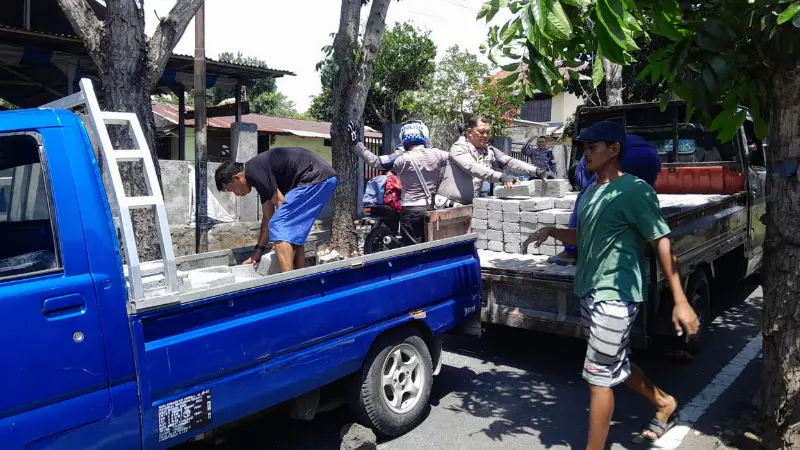 Tindakan Simpatik Ditunjukkan Anggota Satlantas Polres Bitung Saat Dapati Mobil Mogok