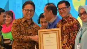 Diserahkan Menkes RI, Distribusi Tenaga Medis dan Tenaga Kesehatan di Minut Terbaik se-Indonesia