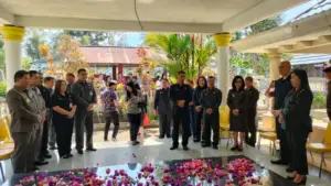 Jemmy Kumendong Ziarah ke Makam Mantan Bupati Minahasa