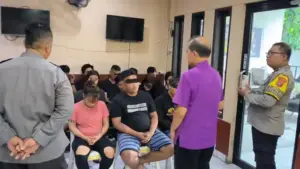 Kedapatan Miras dan Ngelem Anak-anak Muda di Sario ini Didoakan Pemuka Agama di Kantor Polisi 