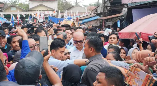 Michael Umbas dan Jerry Sambuaga Dampingi Cawapres Gibran Blusukan ke Pasar