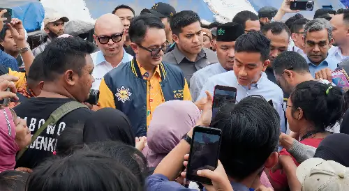 Michael Umbas dan Jerry Sambuaga Dampingi Cawapres Gibran Blusukan ke Pasar 9 Michael Umbas dan Jerry Sambuaga Dampingi Cawapres Gibran Blusukan ke Pasar