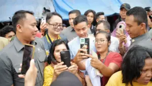 Blusukan ke Pasar, Gibran Rakabuming Raka Didampingi Jerry Sambuaga, Disambut Antusias Ribuan Warga