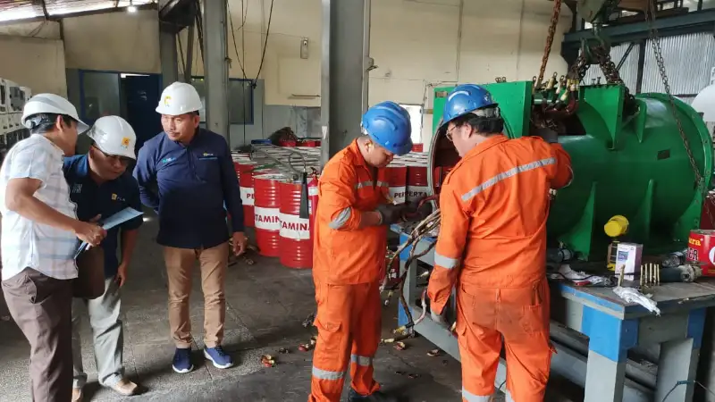 Terus Dorong Pemulihan Kelistrikan Sangihe, Petugas PLN Bekerja Siang Malam