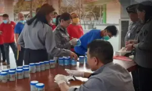 Pastikan Bebas Narkoba, Warga Binaan Lapas Amurang di Tes Urin