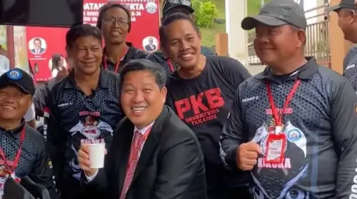 Dingin Jadi Hangat, Steven Kandouw Nikmati Kopi Bersama Bapak-bapak Panji Yosua
