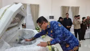 Tiba dari Jakarta, Bupati Joune Ganda Langsung Melayat ke Rumah Duka Kajari Yohanes Priyadi