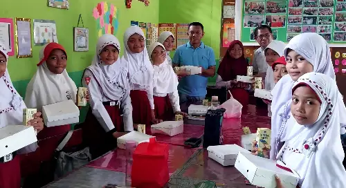 Berita Foto: Kebersamaan TKD Prabowo-Gibran Sulut Bagi Makanan dan Susu Gratis ke Ribuan Warga