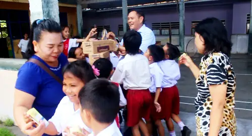 Berita Foto: Kebersamaan TKD Prabowo-Gibran Sulut Bagi Makanan dan Susu Gratis ke Ribuan Warga