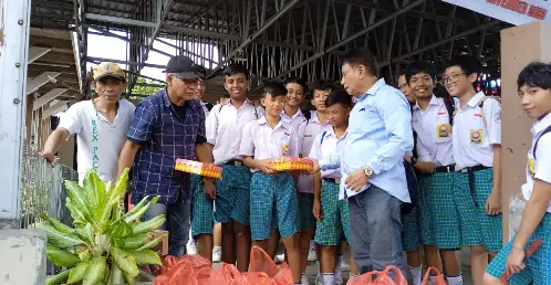 Berita Foto: Kebersamaan TKD Prabowo-Gibran Sulut Bagi Makanan dan Susu Gratis ke Ribuan Warga