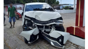 Dikejar Warga, Mobil Komplotan Doger Ringsek Tabrak Tiang Lampu di Madidir Bitung