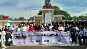 Mengingat Jasa Pahlawan, Hotelier Bersih-bersih TMP Kairagi Serta Peduli Sesama Lewat Penyerahan Bapok 