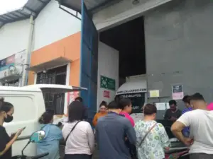 Antrian Warga Mengular di Gudang Shopee Xpress Manado, Ada Apa?