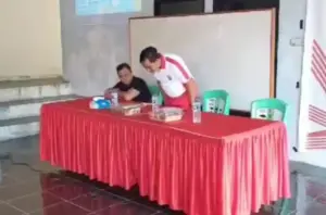 Viral Seorang Polisi di Minahasa Utara Membungkuk Badan Didepan Guru, Contoh Adab Lebih Tinggi dari Ilmu 
