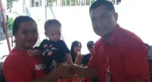 Implementasikan Program Andrei Angouw, Ronald Nangoy Salurkan Sembako ke Ratusan Warga