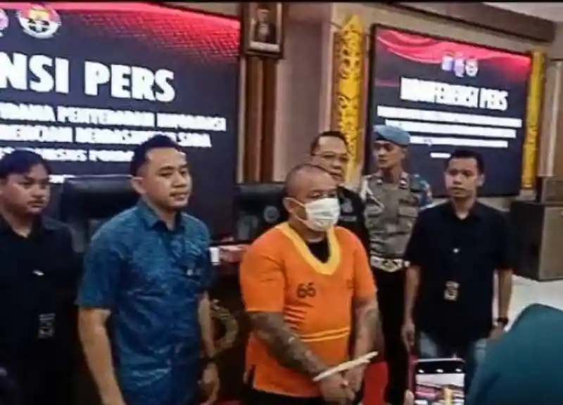 Berbaju Tahanan dengan Tangan Diborgol, MK Tersangka Ujaran Kebencian Minta Maaf ke Warga Sulut