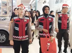 Polisi Santa di Manado Patroli Sambil Bagi-bagi Hadiah Kepada Anak-anak