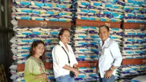Boyke Rompas, Lewat Keluarga Tumilantow Kusen Berbagi 10 Ton Beras, Hadiah Natal Bagi Masyarakat Minut