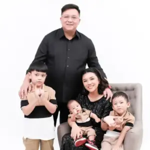 Salam Natal dan Tahun Baru, Kevin Lotulung – Kristi Karla Arina dan Keluarga