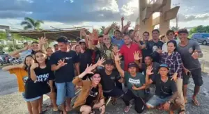 Kebersamaan Wenny Lumentut dengan Petugas Pekuburan saat Ziarah ke Makam Orang Tua