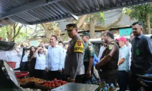 Kunjungan Bupati Franky Wongkar dan Tim ke Pasar Sukses Tekan Harga Cabe