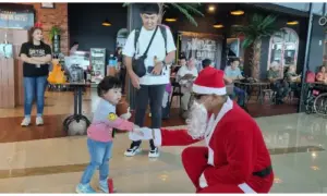 Musik Bambu Satria Tanawangko dan Santa Claus Meriahkan Nuansa Natal di Bandara Sam Ratulangi