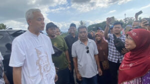 Blusukan di Desa Magelang, Ganjar Pranowo “Dipalak” Emak-emak