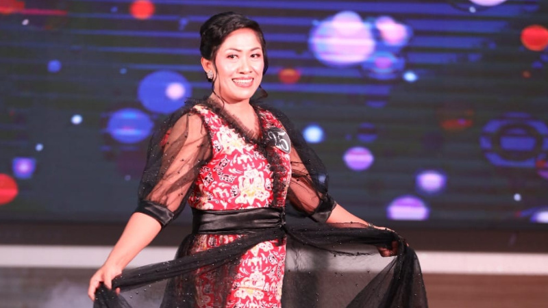 Dibalut Kain Batik Bitung, Lady Ambat Percaya Diri Lenggak-lenggok di Lomba Busana Kreasi PKK Bitung