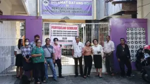 Tuntut 9 Bulan Gaji, Guru dan Pegawai YPKM Segel Gerbang Sekolah di Manado